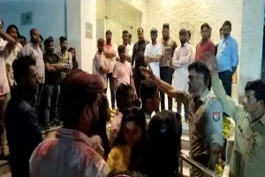 लखनऊ के The Grand JBR होटल में होली पार्टी के दौरान बीच जमकर चले लात-घूंसे, महिलाओं से छेड़खानी का आरोप, Video Viral