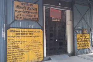 बरेली : बिजली कर्मचारियों की हड़ताल जारी, दफ्तरों पर लटके ताले, उपभोक्ता परेशान, मंत्री बोले- NSA में होगी कार्रवाई