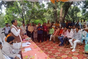 अयोध्या: मंत्री जी! आवास के ताईं हमका बहुत परेशान किया जात है, चौपाल लगा डिप्टी सीएम ने की ग्रामीणों से बातचीत 