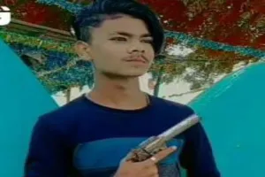 गांव की गलियों में मामूली बात पर तमंचा लेकर दौड़ाते है मनचले, बेबस नजर आती है प्रयागराज पुलिस