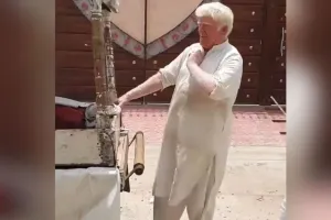 VIDEO : पुराना हुआ 'कच्चा बादाम', कुल्फी वाले ट्रंप चचा ने खींची जबर सुरीली तान