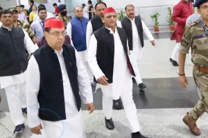 कोलकाता पहुंचे सपा प्रमुख अखिलेश, बोले- यहां तो कम लोग जेल में हैं, UP में तो हमारे कई नेता झूठे मुकदमों में सलाखों के पीछे