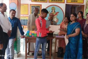 बरेली: परिषदीय स्कूलों में बांटे गए रिपोर्ट कार्ड, नहीं मिली कार्ड के लिए धनराशि