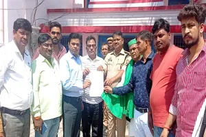 बहराइच: पुलिस प्रशासन के खिलाफ नारेबाजी करते हुए व्यापारियों ने निकाला जुलूस, जानें मामला