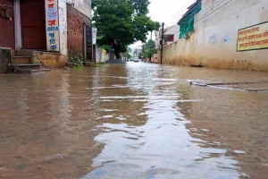 हल्द्वानी: नाला ओवरफ्लो होने से घरों में घुसा गंदा पानी