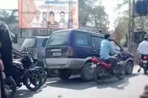 बहराइच में कई घंटे बिना कपड़ों के सड़क पर घायल पड़ा रहा मंदबुद्धि युवक, गुजरते रहे वाहन