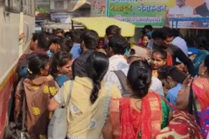 लखनऊ: होली को लेकर डग्गामार वाहनों की भरमार, खतरे में यात्रियों की जान