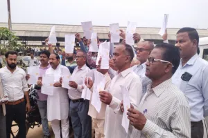 बहराइच में जाति प्रमाण पत्र जारी न होने पर कांदू समाज ने किया जोरदार प्रदर्शन, कहा -कर लेंगे धर्म परिवर्तन 