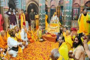 अयोध्या: रामनगरी में सिद्ध पीठ बड़ा भक्तमाल मंदिर में संतों ने खेली फूलों की होली