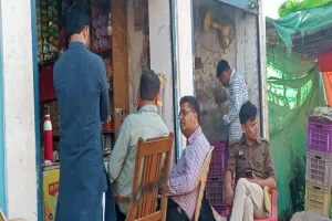 Barabanki Breaking News: जीएसटी टीम का छापा, दुकान बंद कर भागे व्यापारी 