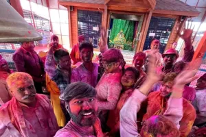 अयोध्या: रामलला को युवाओं ने गुलाल लगाकर खेली होली, प्रसाद में मिली गुझिया