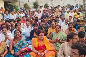 Kanpur News: केशव भवन में भजन संध्या में जमकर झूमे स्वयंसेवक, खेली फूलों की होली 