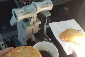 बेरंग हुई होली ! फ्लाइट में गुझिया खाना पड़ा महंगा, दो पायलटों को ड्यूटी से हटाया