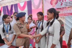 नारी सशक्तिकरण मिशन: CO हरियांवा ने छात्राओं को किया जागरूक