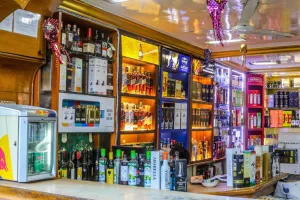 लखनऊ में 8 मार्च को बंद रहेंगी शराब की दुकानें, DM ने दिया आदेश 