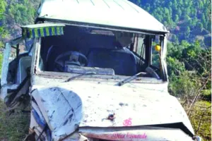 अल्मोड़ा: बोलेरो वाहन खाई में गिरा, चालक की मौत 