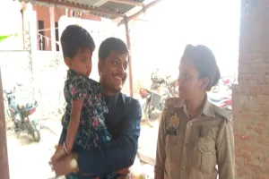 अमेठी: मेले में गुमशुदा बच्चों को परिजनों से मिलाने में वरदान बनी महिला कांस्टेबल, सब करते हैं तारीफ 