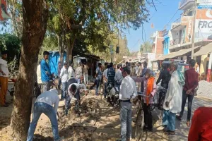 अयोध्या: नालियों की शुरू हुई सफाई तो बाजारवासियों ने काटा हंगामा