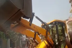 Big Breaking: माफिया अतीक अहमद के करीबी के मकान को 3 बुलडोजर कर रहे ध्वस्त, सफदर ने लगाया मनमानी का आरोप  