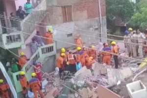 आंध्र प्रदेश : विशाखापत्तनम में तीन मंजिला इमारत गिरी, 3 लोगों की मौत, मामला दर्ज कर जांच जारी 