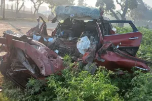 बदायूं : गन्ना लदी ट्राली में घुसी कार, दंपती और मासूम की मौत