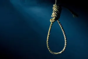 पीलीभीत: छह दिन तक मां की तस्वीर निहारती रही छात्रा और फंदा लगाकर दे दी जान