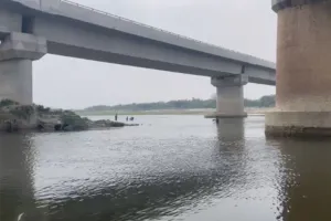 बरेली: पूरे दिन की मेहनत, कमाई 200 रुपए, जान जोखिम में डालकर रामगंगा नदी में खोजते हैं सिक्के