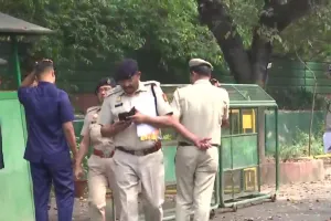 'महिलाओं के यौन उत्पीड़न' संबंधी बयान को लेकर राहुल गांधी के आवास पर पहुंची दिल्ली पुलिस 