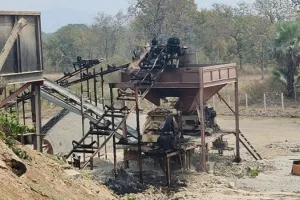 नक्सलियों ने क्रॅशर प्लांट में लगायी आग, पुलिस मामले की जांच में जुटी हैं