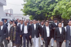 अयोध्या: वकीलों ने किया एसडीएम की कोर्ट का बहिष्कार, हुआ प्रदर्शन