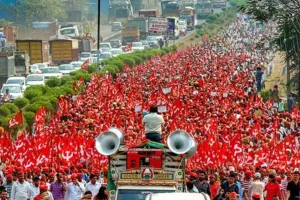 महाराष्ट्र : मुंबई की ओर बढ़ रहे आंदोलनकारी किसानों, आदिवासियों से एक और दौर की बातचीत करेगी सरकार 