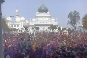 बाराबंकी: देवा शरीफ में जमकर बरसे सौहार्द के रंग, देश-विदेश से बड़ी संख्या में पहुंचे जायरीन