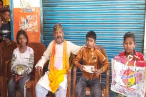 अयोध्या: विधायक ने अनाथ बच्चों संग मनाई होली, बांटे उपहार