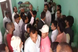 अमेठी: आपूर्ति कार्यालय में ग्रामीणों ने किया प्रदर्शन, पूर्ति निरीक्षक पर लगाए यह गंभीर आरोप, जानें मामला