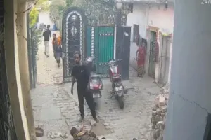 उमेश पाल हत्याकांड: सामने आया नया CCTV फुटेज, सिपाही राघवेंद्र को गुड्डू मुस्लिम ने मारे थे कई बम -देखें Video