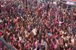 परंपरा: प्रयागराज के लोकनाथ में खेली गई ऐतिहासिक कपड़ा फाड़ होली