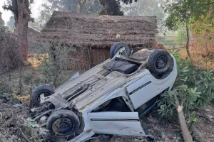 रायबरेली: साइकिल सवार को टक्कर मारकर खड्ड में पलटी कार , चार घायल