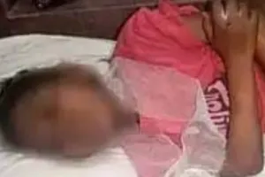 बेरहमी: गोद ली हुई बच्ची को प्रेस से जलाया, पूरे शरीर पर दिए चोट के नीले निशान, पुलिस ने दंपति को किया गिरफ्तार    