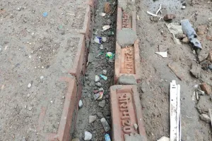 अयोध्या: राम नाम लिखे ईटों से हो रहा नाली निर्माण, भड़के संत