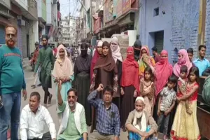 बिजली संकट: प्रयागराज में परेशान लोगों ने बहादुरगंज चौराहे को जाम कर मुर्दाबाद के नारे लगाए