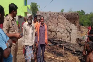 बहराइच: चिंगारी से दो मकान में लगी आग, लाखों का नुकसान