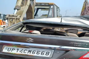 सुल्तानपुर में भीषण सड़क हादसा, खड़े डम्पर से भिड़ी स्विफ्ट डिजायर, 5 की मौत  