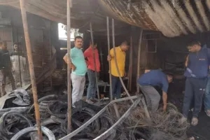 अयोध्या: टायर के साथ सैलून की दुकान में लगी आग, लाखों का नुकसान