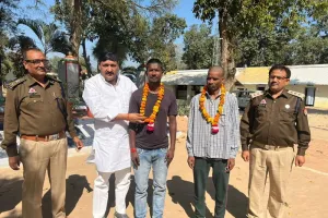 हरदोई: जेल की कैद से आजाद हुए कैदी, शिवपाल सिंह जनकल्याण संस्थान ने कराई रिहाई 