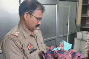 प्रयागराज: कंटीली झाड़ियों में नवजात बच्ची को फेंका, पुलिस ने चाइल्ड लाइन को सौंपा