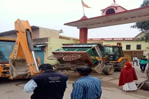 रामनवमी मेले को लेकर अयोध्या में चला अतिक्रमण हटाओ अभियान, हटाई गईं 15 से अधिक दुकानें, ठेले व गुमटियां जब्त 