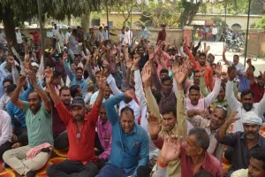 अयोध्या: हड़ताल को लेकर बिजली कर्मियों ने भरी हुंकारी, गुरुवार को कार्य बहिष्कार कर धरने पर बैठे कर्मी