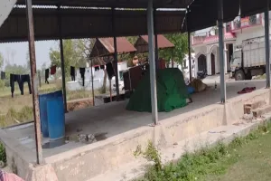 अयोध्या: ग्रामीण क्षेत्रों में लाखों खर्च कर बनी हाट बाजार देखरेख के अभाव में हो रहा जर्जर  