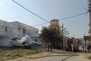 उन्नाव के जिला अस्पताल में एंबुलेंस बनी आग का गोला, मचा हड़कंप