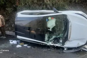 भवाली: कैंची धाम के पास कार और ट्रक की जबरदस्त भिड़ंत 